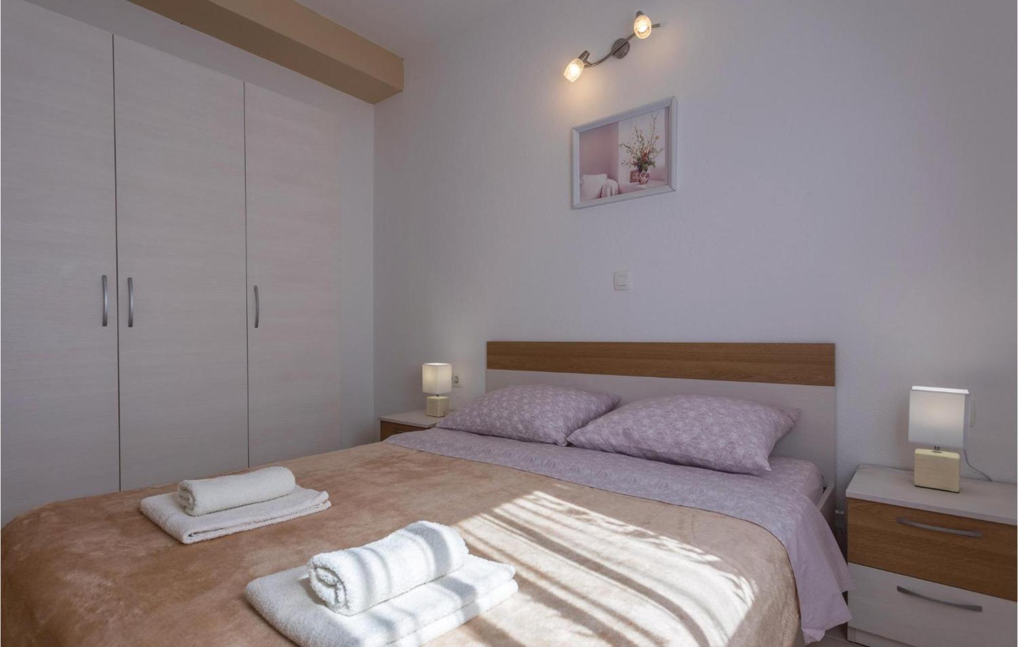 1 Bedroom Lovely Apartment In Komarna Klek Bagian luar foto
