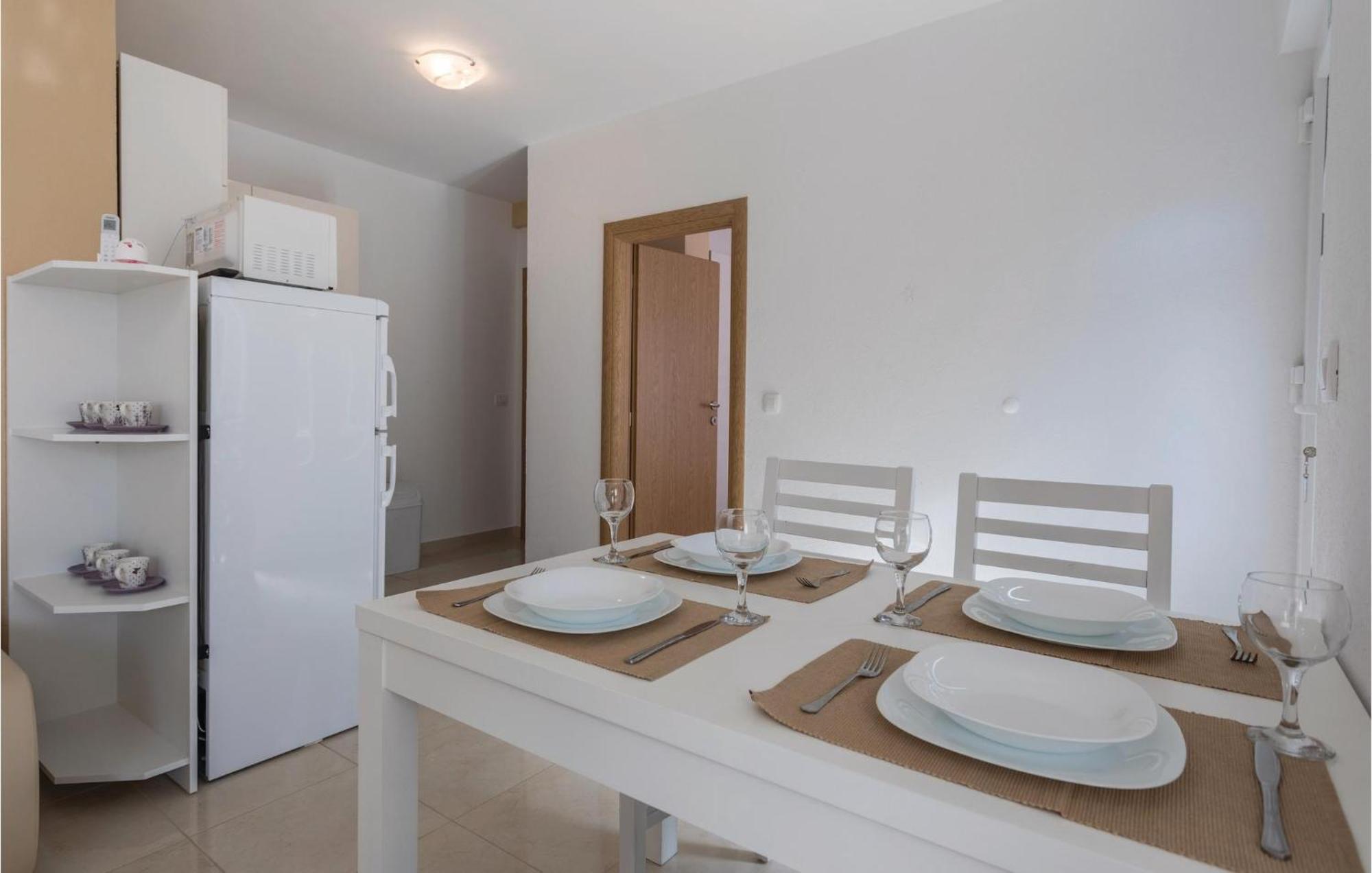 1 Bedroom Lovely Apartment In Komarna Klek Bagian luar foto