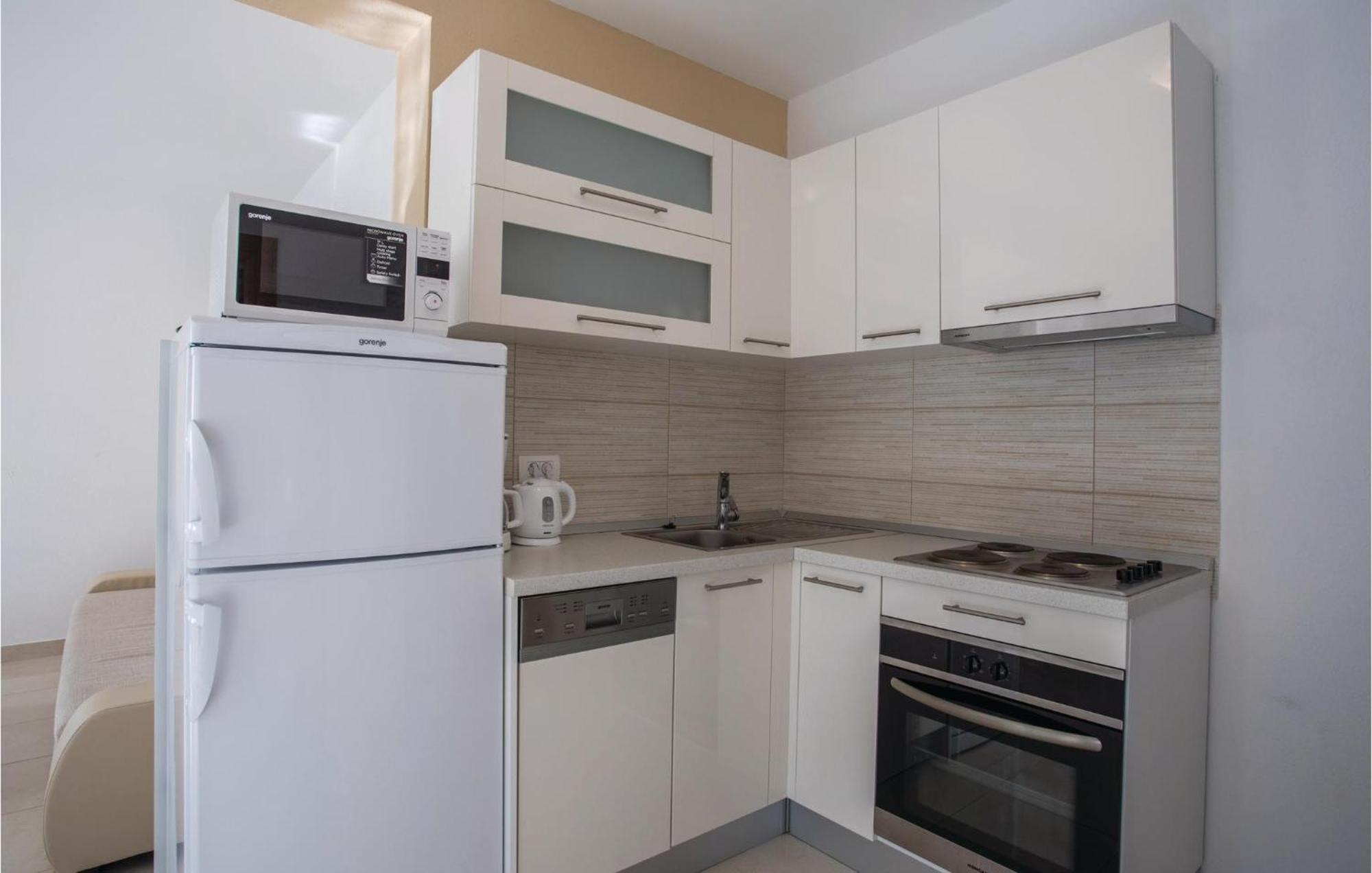1 Bedroom Lovely Apartment In Komarna Klek Bagian luar foto