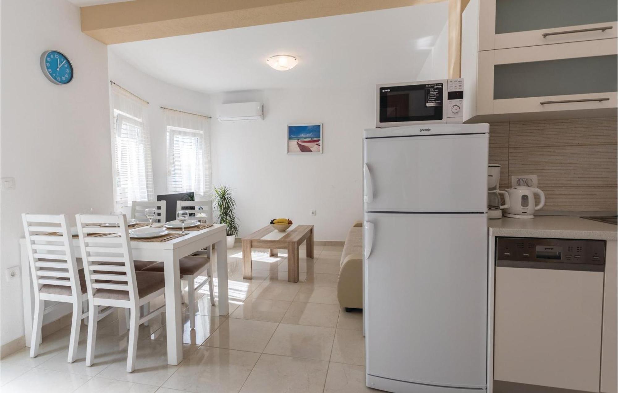 1 Bedroom Lovely Apartment In Komarna Klek Bagian luar foto