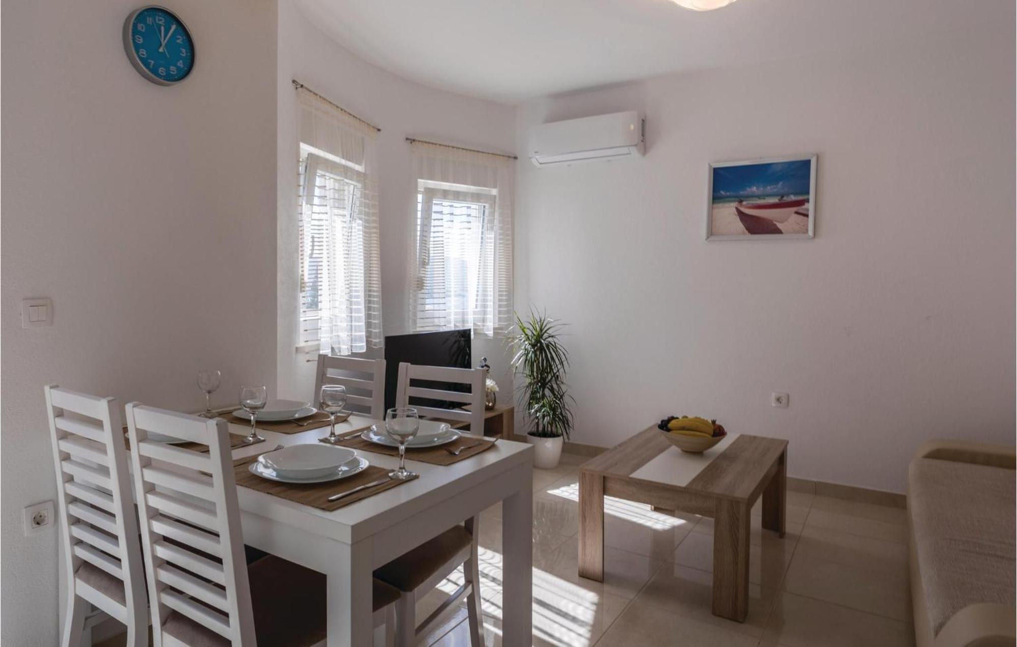 1 Bedroom Lovely Apartment In Komarna Klek Bagian luar foto