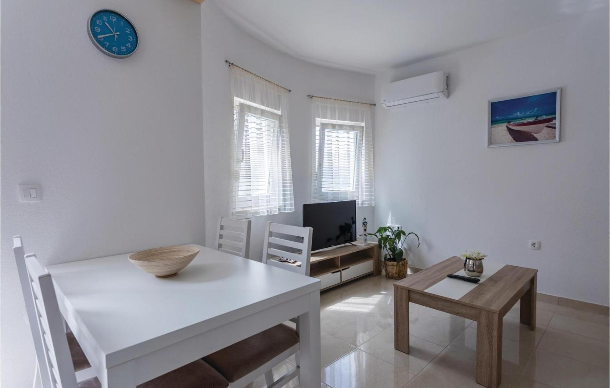 1 Bedroom Lovely Apartment In Komarna Klek Bagian luar foto
